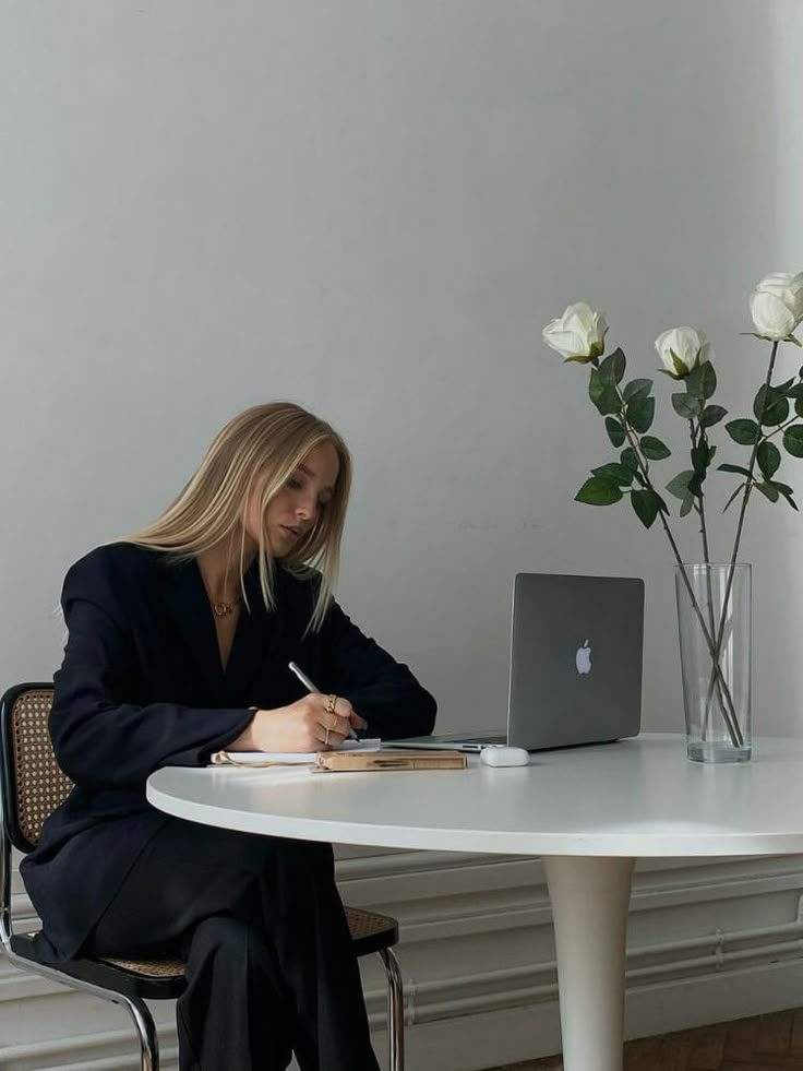 Rich Women Think Differently: Shifting Your Money Mindset in 2025